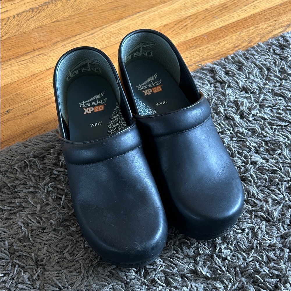 Dansko XP 2.0 Black Leather Clogs Size 39Wide